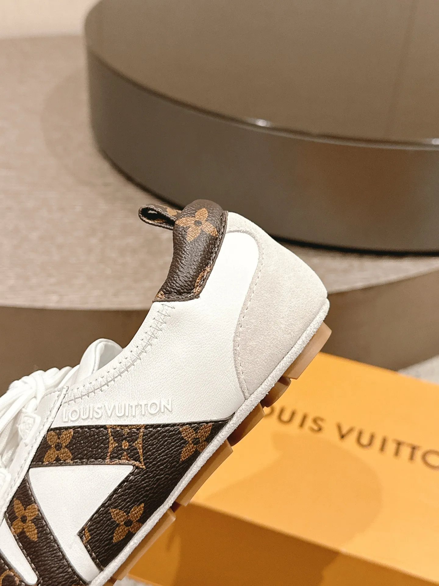 👟👟Ex-factory price 620👟👟 Top version LV Louis Vuitton L Family Donkey Brand Latest Sneakerina Series Couple Models Ballet Shoes Moral Shoes Casual Flat Shoes Sneakers Original purchase, development, production This LV Sneakerina ballet style sneakers are made of silky suede cow leather to create smooth lines, combining the light structure of ballet shoes and the comfortable texture of sports shoes. The LV logo on the side and the Monogram canvas back strap are rich in details, Sacchetto craftsmanship and TPU outsole are upgraded for a soft wearing experience. Exquisite packaging at the delivery counter🛍📦 ▪️Fabric: original custom imported first-layer cowhide ▪️Inner lining: original custom made breathable mesh ▪️Sole: original open-molded injection molded TPU material ▪️Sole thickness: 1.5CM ▪️Size: women's 35-41 / Men's size 39-45 (women's 41, men's 45, customized)